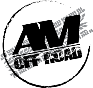 Logotipo con las letras ‘AM’ en negro con textura de grunge dentro de un diseño circular, acompañado por el texto ‘OFF ROAD’ en la parte inferior, todo sobre un fondo blanco.