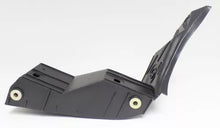Load image into Gallery viewer, Soporte guia Polo HB 03-07 defensa trasero derecho