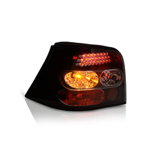 Cargar imagen en el visor de la galería, Calaveras Golf 00-05 LED negras performance